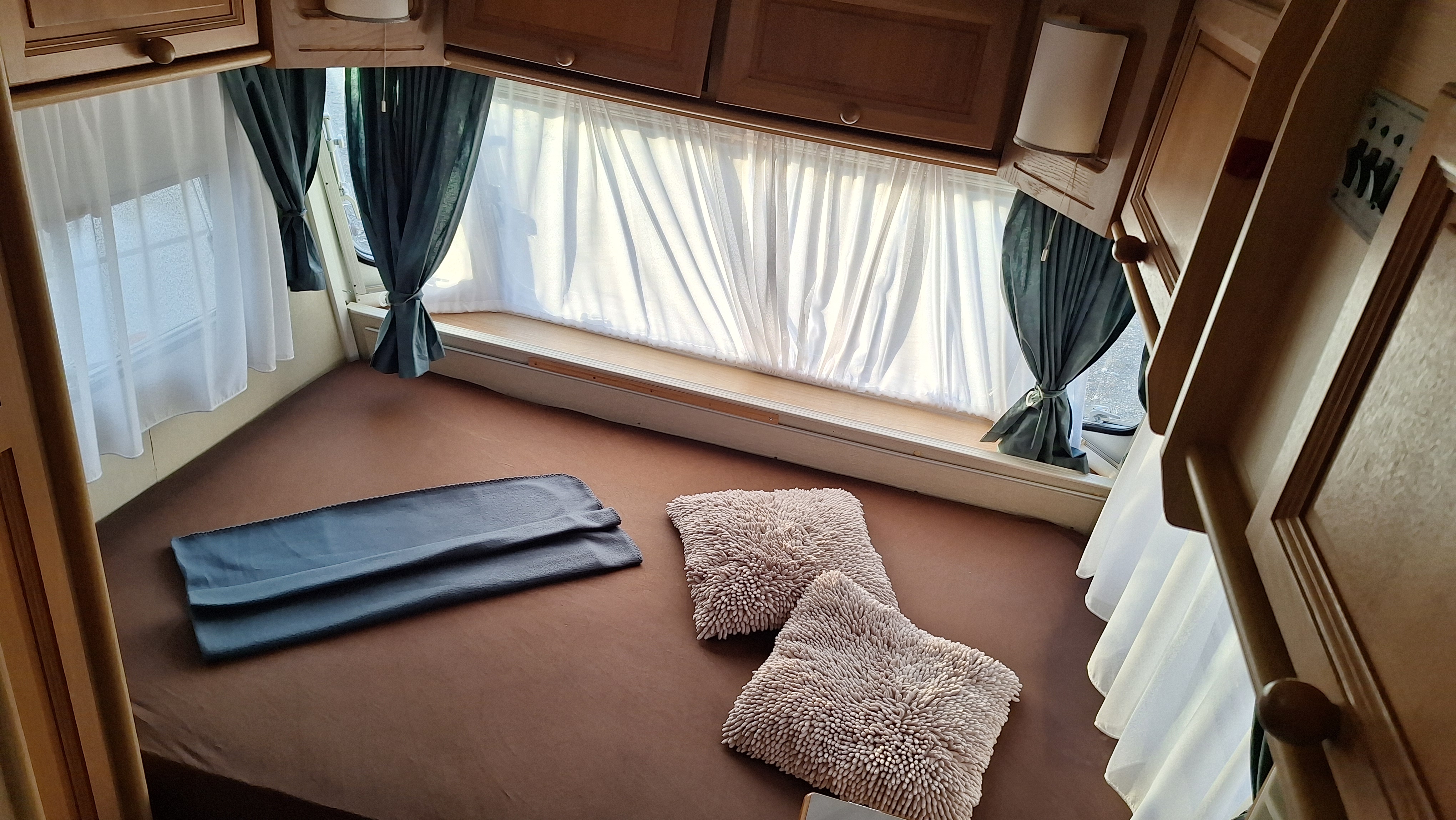 Karavan Chateau 380 - koupelna